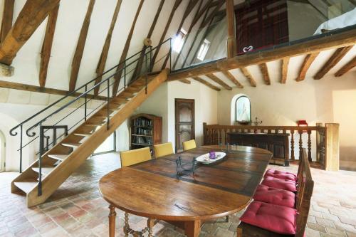 une salle à manger avec une table en bois et un escalier dans l'établissement 184 Walvein - EGLISE, à Tours