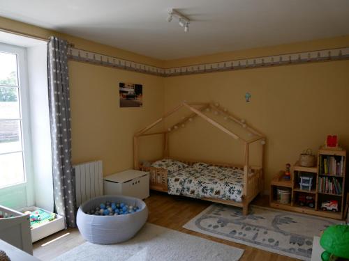 Miniac-MorvanにあるGîtes de Launay Guibertのベッドルーム(天蓋付きベッド1台付)