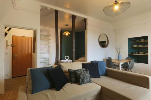 un salon avec un canapé et une table dans l'établissement Let's take a walk in the woods, à Tours