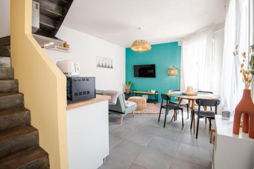 een keuken en een woonkamer met een tafel en stoelen bij Comfort and modernity in a townhouse in Tours