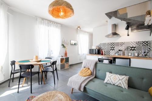 uma sala de estar com um sofá verde e uma mesa em Comfort and modernity in a townhouse em Tours