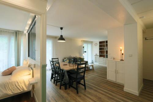 een kamer met een tafel en stoelen en een slaapkamer bij T3 in the heart of Jean Jaurès with free parking in Tours