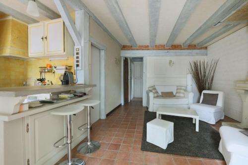 Il dispose d'une cuisine et d'un salon avec un mobilier blanc. dans l'établissement Elegant and spacious T2 #Tours #Halles #Courprivée, à Tours