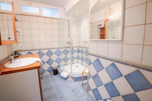 ein Bad mit einem WC und einem Waschbecken in der Unterkunft Le Botanique - Joli appart à Tours in Tours