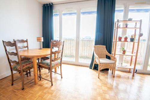 une salle à manger avec une table et des chaises en bois dans l'établissement Le Botanique - Joli appart à Tours, à Tours