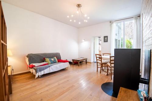 un salon avec un canapé et une table dans l'établissement In the heart of silence - Nice house, à Tours