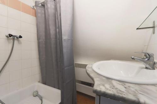 een badkamer met een wastafel en een douche bij Charmant Studio authentique#Tours#PlacePlumereau in Tours