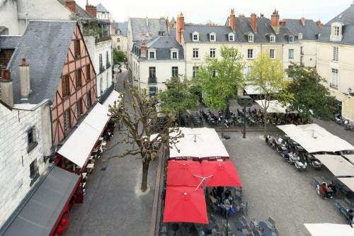 een uitzicht op een straat met een rode bus bij Charmant Studio authentique#Tours#PlacePlumereau in Tours