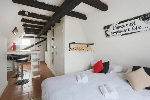 een slaapkamer met een bed en een bureau in een kamer bij Charmant Studio authentique#Tours#PlacePlumereau in Tours