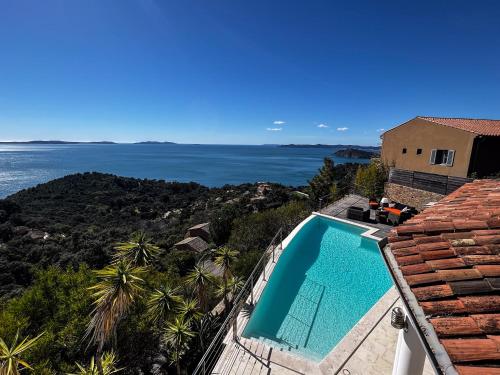 a view of the ocean from a house with a swimming pool at Cactus - Villa avec piscine, vue sublime, Salle de jeux - by TGB in Rayol-Canadel-sur-Mer