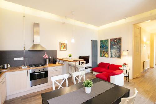 cocina y sala de estar con sofá rojo en Elisabeth apartment en Budapest