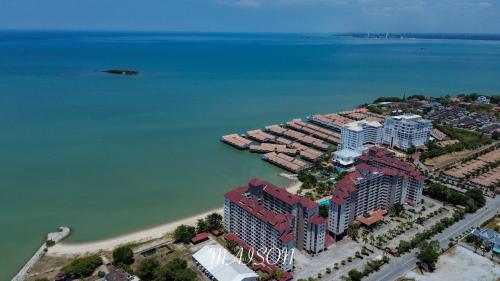 una vista aérea de un complejo situado junto al agua en Maison Seaview Suites Port Dickson en Port Dickson