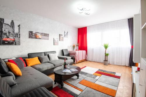 un salon avec un canapé et une table dans l'établissement T2 proche gare, à deux pas de la Place Velpeau, à Tours