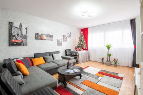 - un salon avec un canapé et un arbre de Noël dans l'établissement T2 proche gare, à deux pas de la Place Velpeau, à Tours