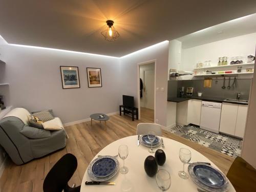 - un salon avec une table et des verres à vin dans l'établissement Lumineux T2 situé dans l'hyper centre de Tours, à Tours