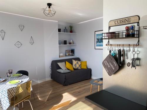 un salon avec un canapé et une table dans l'établissement Lumineux T2 situé dans l'hyper centre de Tours, à Tours
