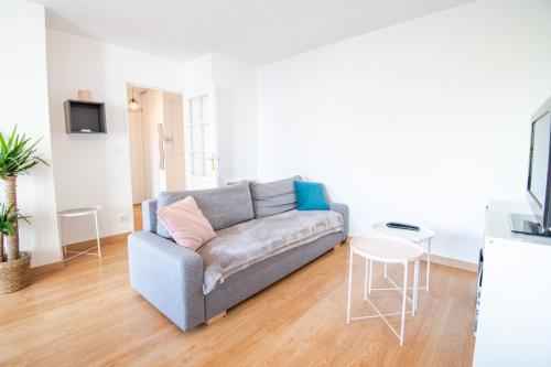 un salon avec un canapé et une table dans l'établissement Pastel colors - Tours, à Tours