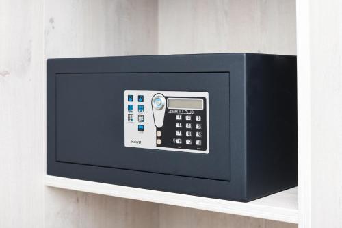 a microwave oven sitting on top of a shelf at Haus Strandkorb mit Frühstücksoption in Bensersiel