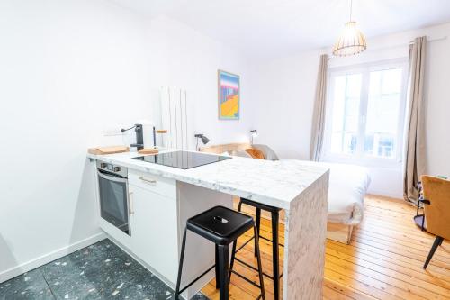 una cucina con un lavello e un piano di lavoro di Le Petit Amandier - Tours a Tours