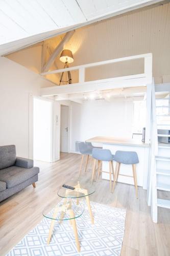 un salon avec une table, des chaises et un canapé dans l'établissement The Saint Martin cabin, à Tours