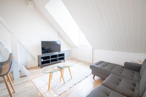 un salon avec un canapé et une télévision dans l'établissement The Saint Martin cabin, à Tours