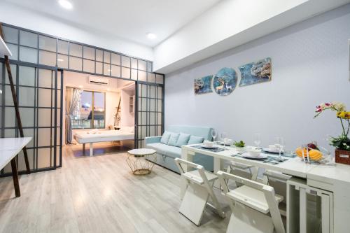 eine Küche und ein Wohnzimmer mit einem Tisch und Stühlen in der Unterkunft Stay With Me Saigon Apartment - Rivergate Residence in Ho-Chi-Minh-Stadt