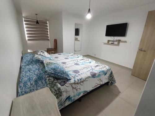 1 dormitorio con 1 cama y TV de pantalla plana en Apartamento Laureles, en Medellín
