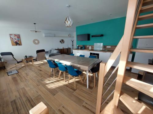 une cuisine et une salle à manger avec une table et des chaises dans l'établissement Au coin de la brasserie, à Cappellebrouck