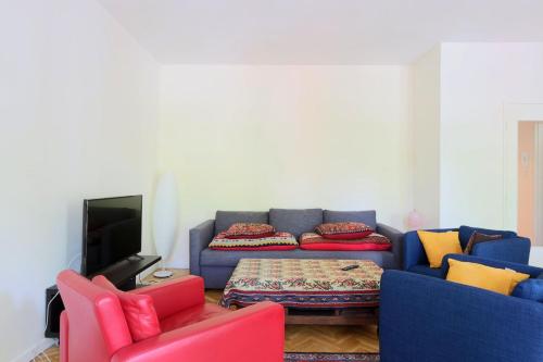 a living room with a blue couch and two chairs at Spacious T3 #JeanJaurès#Tours #Hypercentre#parking in Tours