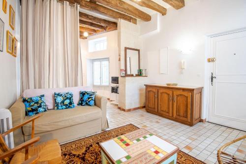 un salon avec un canapé et une table dans l'établissement L'authentique - Tours, à Tours