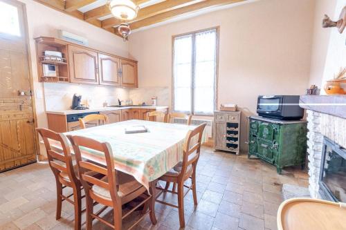 een keuken met een tafel en stoelen en een fornuis bij Time travel in Vouvray