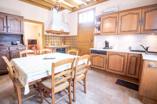 een keuken met een tafel en stoelen in een kamer bij Time travel in Vouvray
