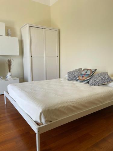 - une chambre avec un lit et une armoire blanche dans l'établissement Casa al porto, à Giovinazzo