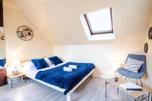 een slaapkamer met een bed, een raam en een stoel bij L'essentiel - Appart. Charming in Tours in Tours