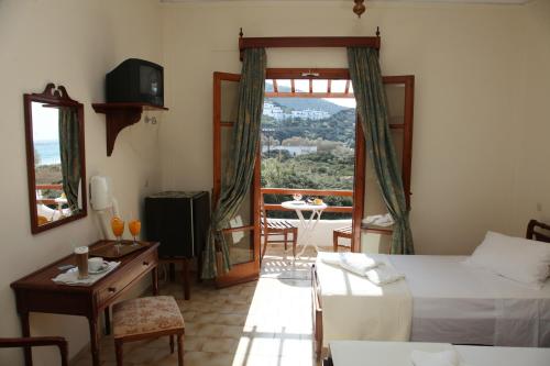 um quarto com uma cama, uma mesa e uma janela em Maistrali em Galissas