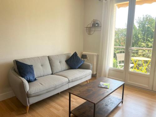 - un salon avec un canapé et une table basse dans l'établissement Le Soleil Levant - Beau T3 moderne et lumineux, à Poitiers