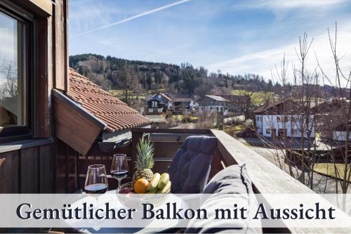 a balcony with a table with fruit and wine glasses at Relax-Apartment mit Balkon, Küche und Parkplatz in Grünenbach