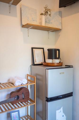 uma cozinha com um frigorífico e uma prateleira em The Bard's Nest em General Luna