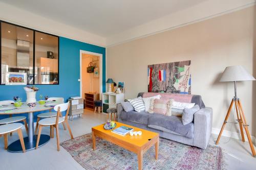 un salon avec un canapé et une table dans l'établissement 200m plage de l'Écluse- Dinard- Logement pour 2, à Dinard