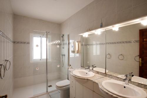 bagno con 2 lavandini, doccia e servizi igienici di Villa Fortuna a Miami Platja