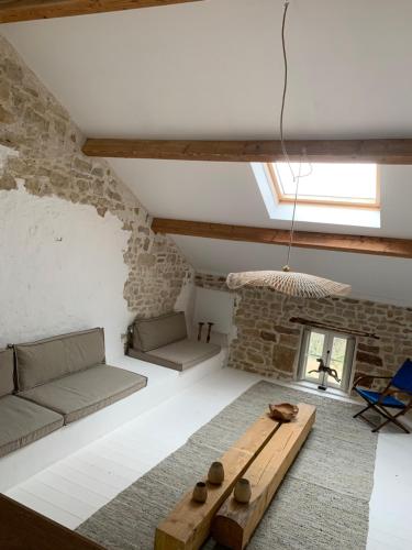 un salon avec un canapé et une table dans l'établissement Maison Le Haut Fée, à Serécourt