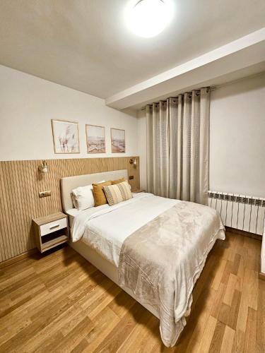 Un pat sau paturi într-o cameră la The HAVEN Apartment