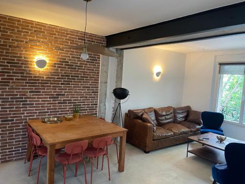 un salon avec une table et un canapé dans l'établissement Les Mariniers A Sens, à Sens