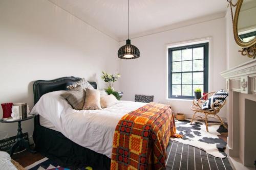 En eller flere senge i et værelse på BOHOUSE Moody boho townhouse Macclesfield centre