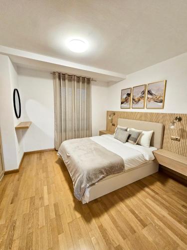 The HAVEN Apartment في بونفيراذا: غرفة نوم بسرير كبير وارضية خشبية