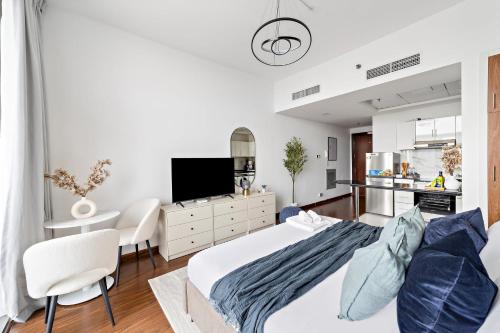 een slaapkamer met een kingsize bed en een keuken bij Silkhaus Modern Luxurious Studio at Dubai Silicon Oasis in Dubai