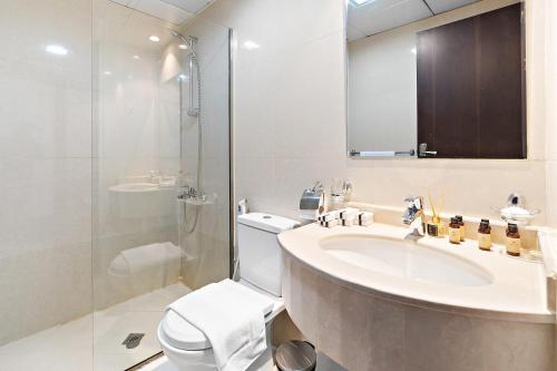 uma casa de banho com um lavatório, um WC e um chuveiro em Silkhaus Modern Luxurious Studio at Dubai Silicon Oasis no Dubai