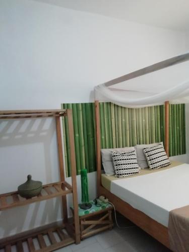 姆布爾的住宿－Maison Manour, chambre 'Jungle'，配有两张双层床的绿色窗帘客房
