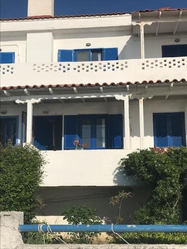 Balkoni atau teres di House on the beach in Fourka Chalkidiki!