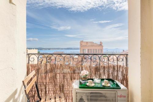 バンドールにあるStudio Damier - 3 étoiles - Welkeysのバルコニー(テーブル、食べ物付)